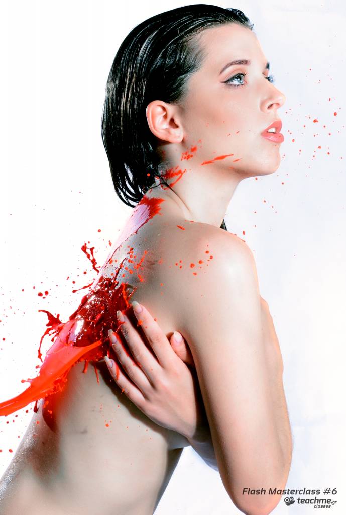 Φωτογράφιση καλλιτεχνικού γυμνού με μπογιά κόκκινη